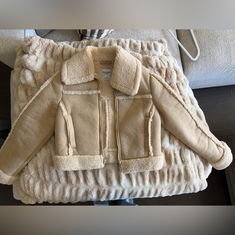 Abercrombie & Fitch Cream Cropped Shearling Jacket